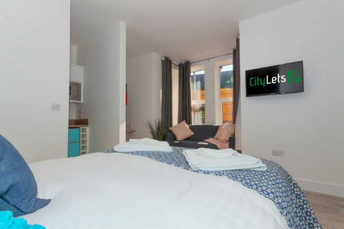 Studio To Rent In - Derrys Villa, Flat, PL4