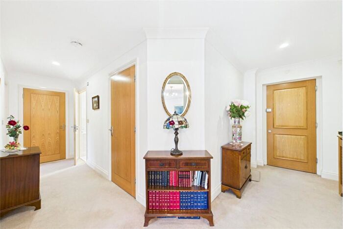 2 Bedroom Apartment For Sale In Shoppenhangers Road, Maidenhead, Berkshire, SL6