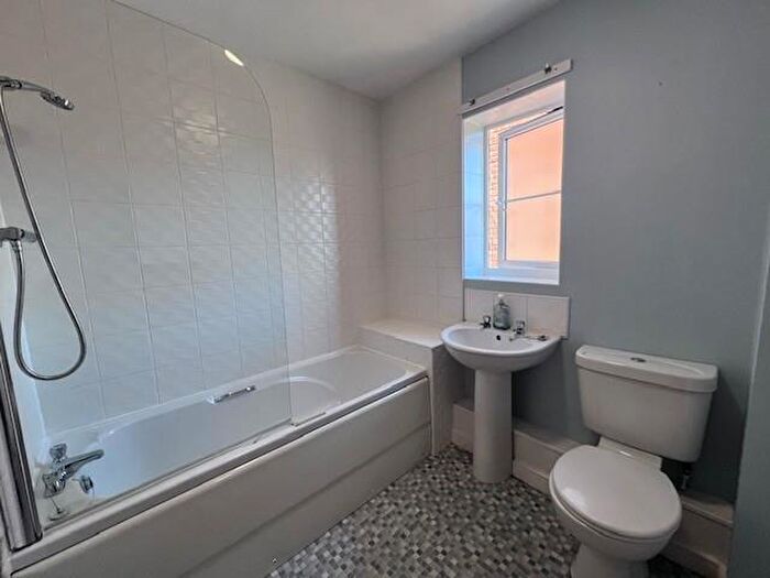 2 Bedroom Flat To Rent In Hickling Close, Long Eaton, Nottingham, NG10