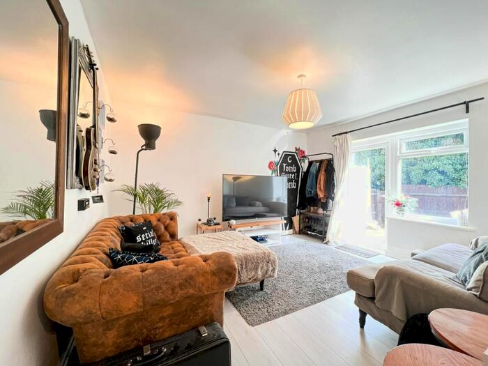 2 Bedroom Bungalow To Rent In High Street, Newport Pagnell, MK16