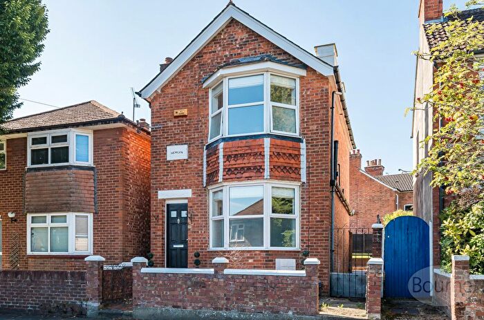 3 Bedroom Detached House For Sale In Highland Road, Aldershot, Hampshire, GU12
