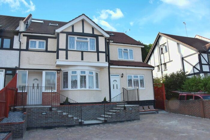 2 Bedroom Flat To Rent In Brighton Road, Coulsdon, Surrey, CR5