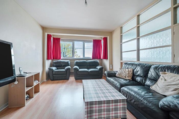 2 Bedroom Flat For Sale In Maidstone Road, London, N11