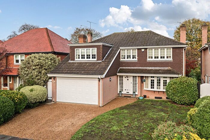 4 Bedroom Detached House For Sale In Woodland Grove, Weybridge, KT13