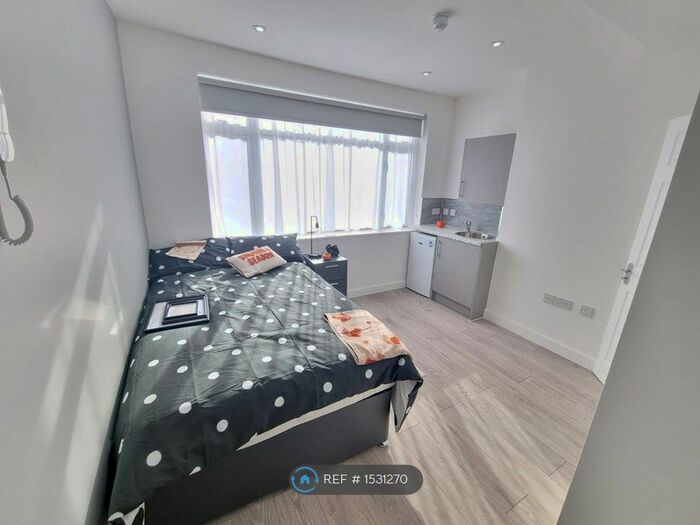 Studio To Rent In Penderry Rise, Catford, SE6