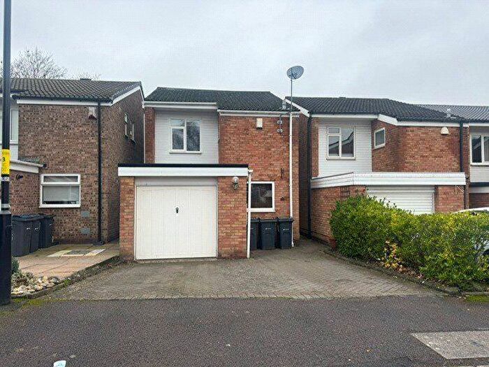 3 Bedroom Detached House For Sale In Dove Close, Birmingham, West Midlands, B25