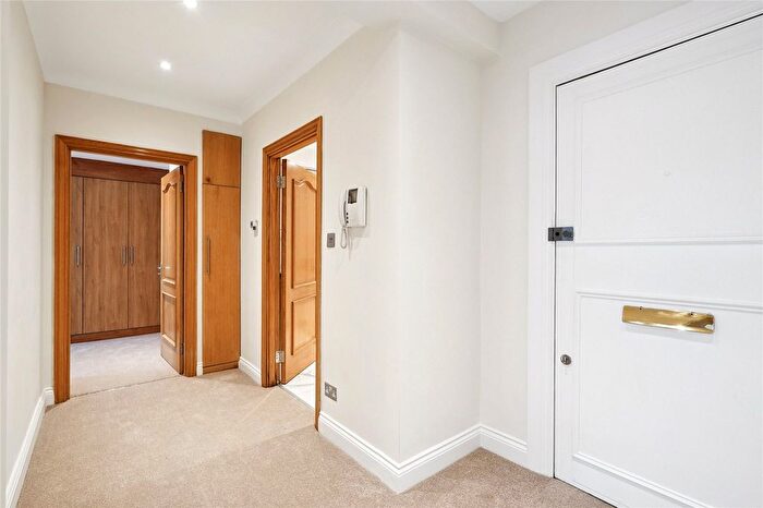 1 Bedroom Flat To Rent In Ovington Court, - Brompton Road, Knightsbridge, London, SW3