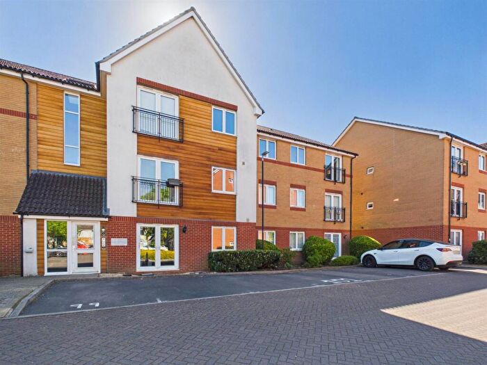 2 Bedroom Flat For Sale In Hollybrook Park, Kingswood, Bristol, BS15
