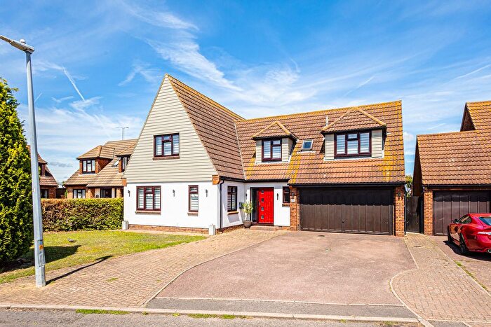 4 Bedroom Detached House For Sale In Crouch Meadow, Hockley, SS5