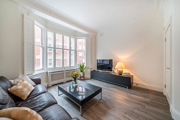 2 Bedroom Flat For Sale In Kensington Court, London, W8