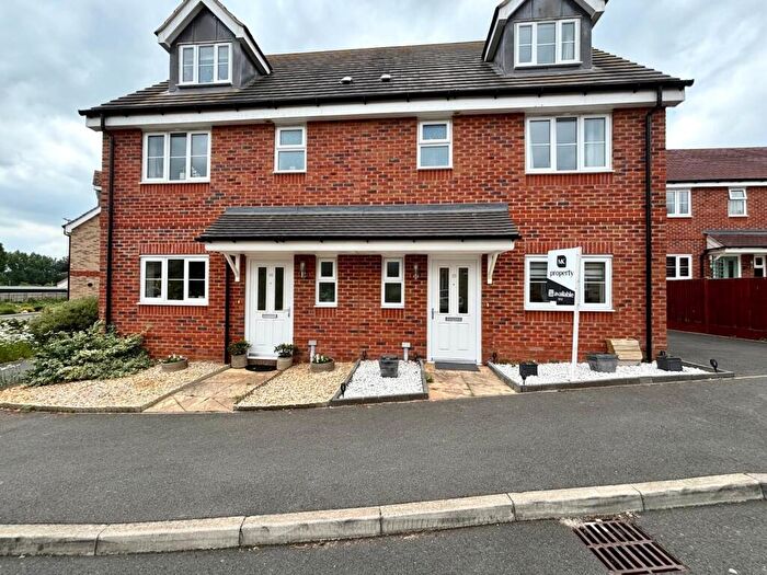3 Bedroom Semi-Detached House To Rent In Brick Field, Bletchley, MK2