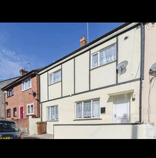 6 Bedroom Semi Detached House To Rent In Albany Road, ME4