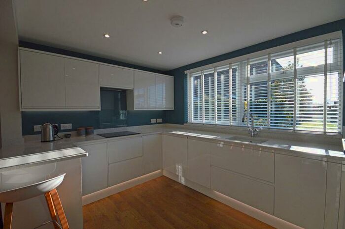 2 Bedroom Flat To Rent In The Avenue, Grayshott, GU26