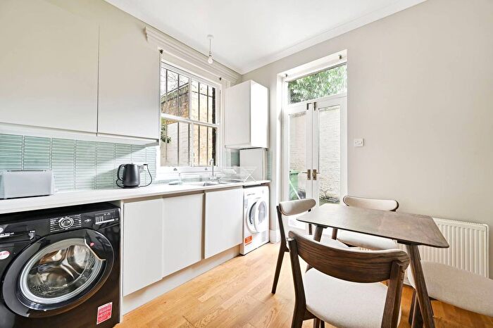4 Bedroom Flat To Rent In Beaumont Crescent, Barons Court, London, W14