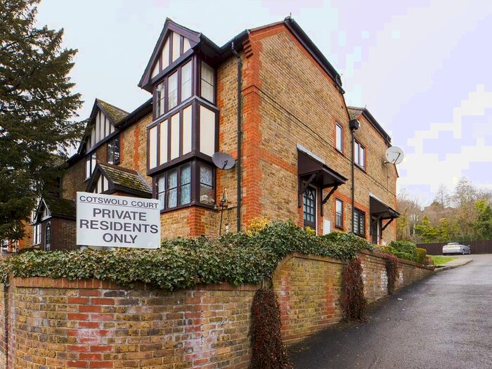 Studio To Rent In Cotswold Court, West Wycombe Road, High Wycombe, HP11