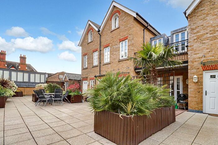 2 Bedroom Flat To Rent In Feltham Avenue, Hampton Court Mews Feltham Avenue, KT8