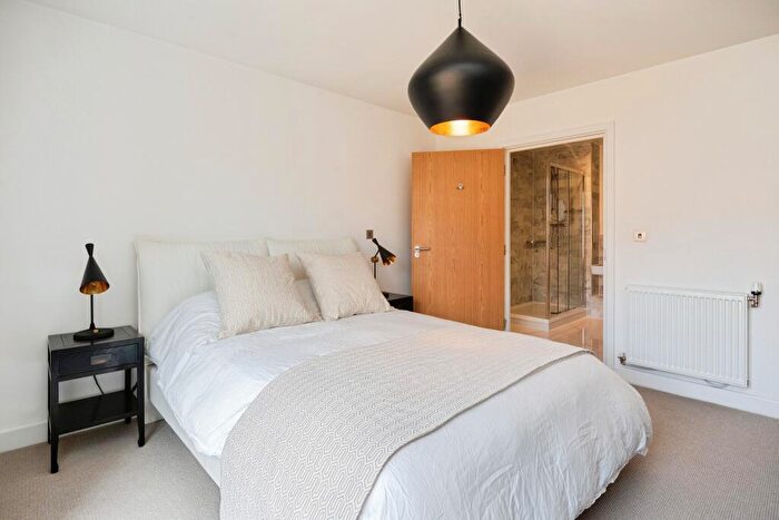 2 Bedroom Apartment For Sale In St. Clements Avenue, London, E3