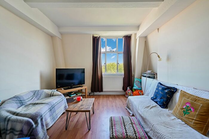 2 Bedroom Flat To Rent In Beverley Court, Chiswick, W4