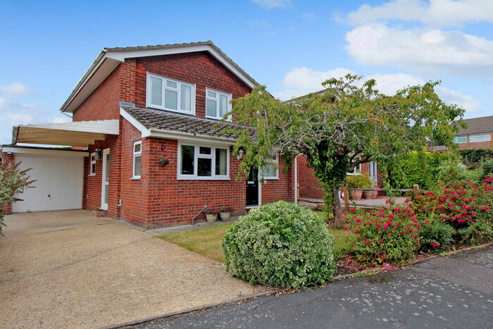 4 Bedroom Link Detached House To Rent In Walnut Close, Alton, GU34