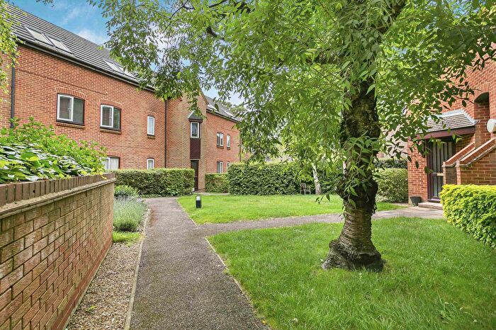 2 Bedroom Flat To Rent In Thompsons Close, Harpenden, AL5