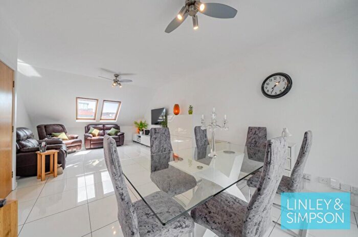 3 Bedroom Flat For Sale In Turlow Court, Leeds, LS9