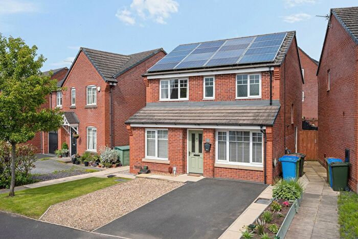 3 Bedroom Detached House For Sale In Penhurst Crescent, Heywood, OL10
