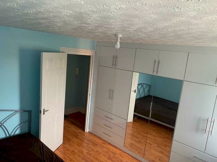 1 Bedroom Flat To Rent In Fenman Gardens, : Bed Bath, IG3