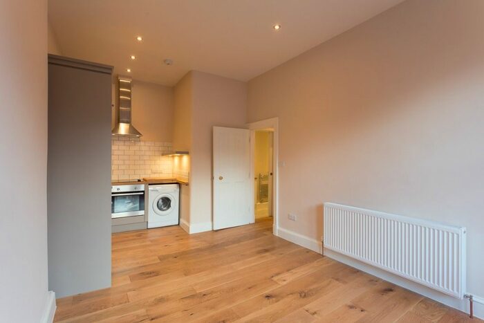 2 Bedroom Flat To Rent In Yeaman Place, Edinburgh, EH11