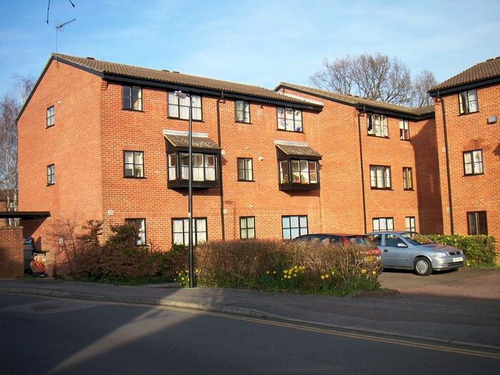 2 Bedroom Flat To Rent In Gladbeck Way, Enfield, EN2