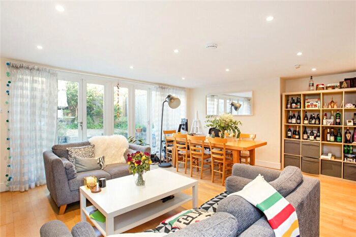2 Bedroom Apartment To Rent In Northcote Road, Battersea, London, SW11