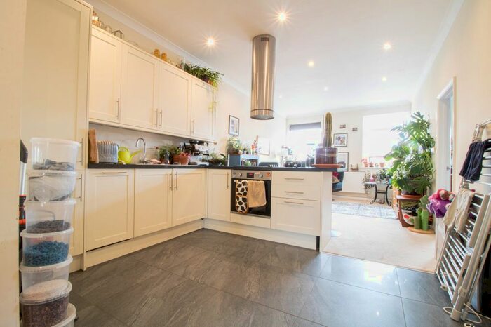 2 Bedroom Flat To Rent In High Street, Cranleigh, Surrey, GU6