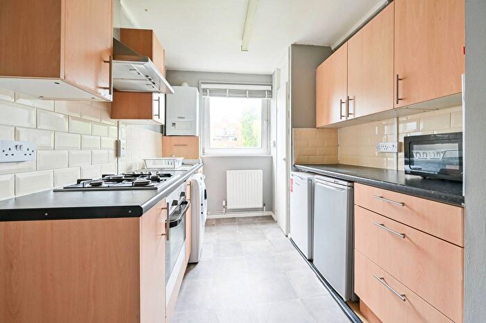 3 Bedroom Flat To Rent In Camilla Road, Bermondsey, London, SE16