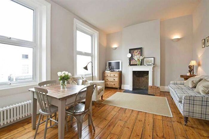 2 Bedroom Flat To Rent In Castelnau, London, SW13