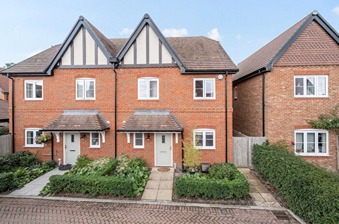 3 Bedroom Semi-Detached House For Sale In Landen Close, Wokingham, Berkshire, RG40