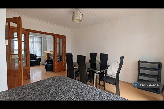 3 Bedroom Semi-Detached House To Rent In Oakwood Lane, Leeds, LS8