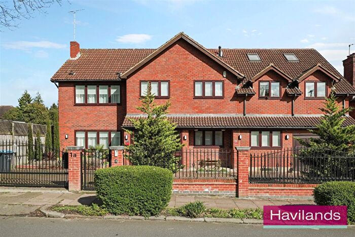 5 Bedroom Detached House For Sale In Brackendale, London, N21