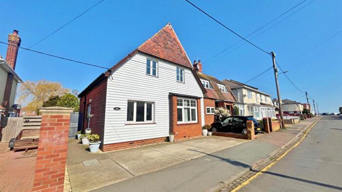 4 Bedroom Chalet For Sale In Green Lane, Walton-on-the-Naze, Essex, CO14