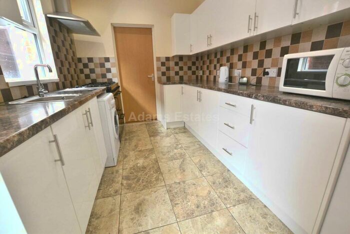 6 Bedroom Terraced House To Rent In Grange Avenue, Reading, RG6
