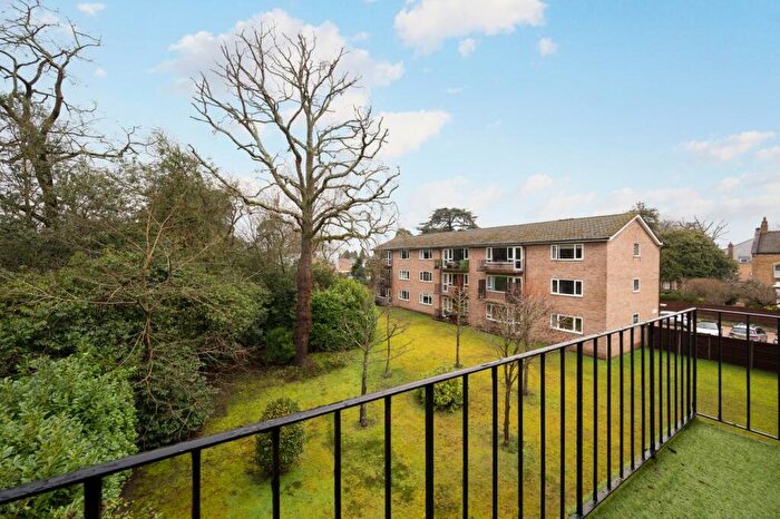 2 Bedroom Apartment For Sale In Conifers, Weybridge, KT13