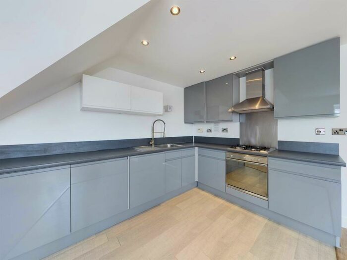 2 Bedroom Flat To Rent In Sandpiper Close, Greenhithe, Kent, DA9