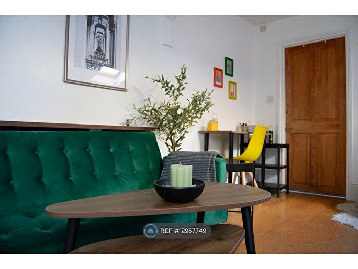 2 Bedroom Flat To Rent In Biscay Road, London, W6