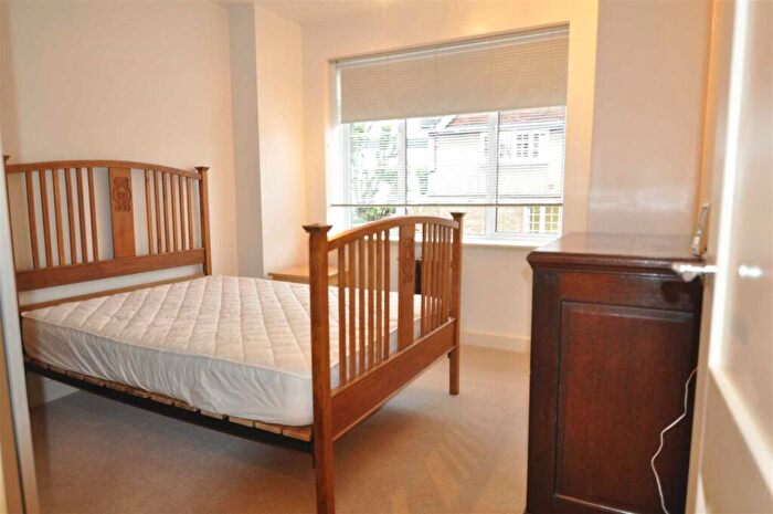 2 Bedroom Apartment To Rent In North Hill, Highgate, N6