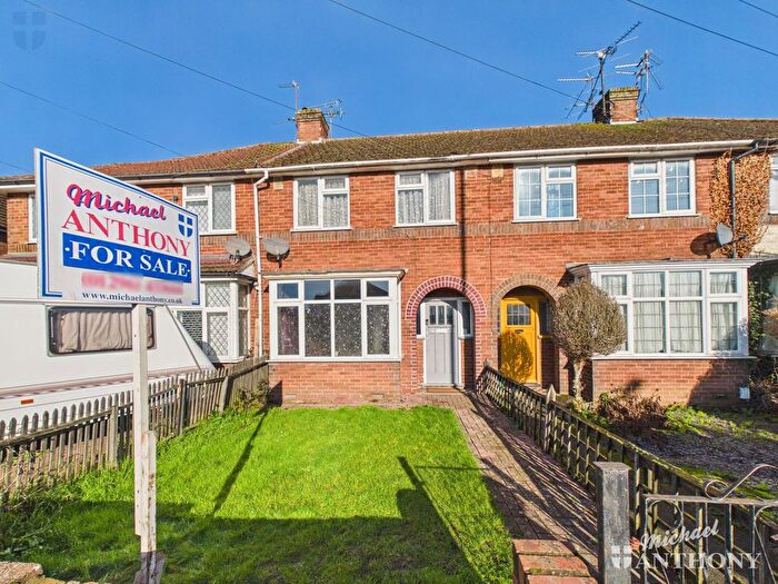 3 Bedroom Terraced House For Sale In Weedon Road, Aylesbury, HP19