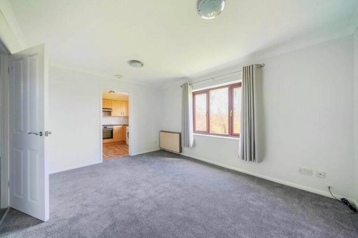 2 Bedroom Flat To Rent In High Wycombe, Buckinghamshire, HP13