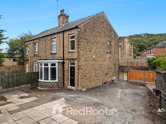 3 Bedroom Semi-Detached House For Sale In Wakefield Road, Almondbury, Huddersfield, HD5