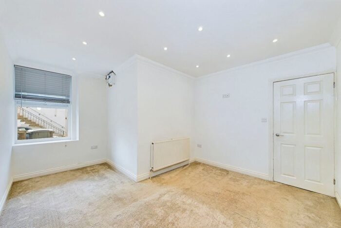 2 Bedroom Flat For Sale In Chatsworth Road, Torquay, TQ1