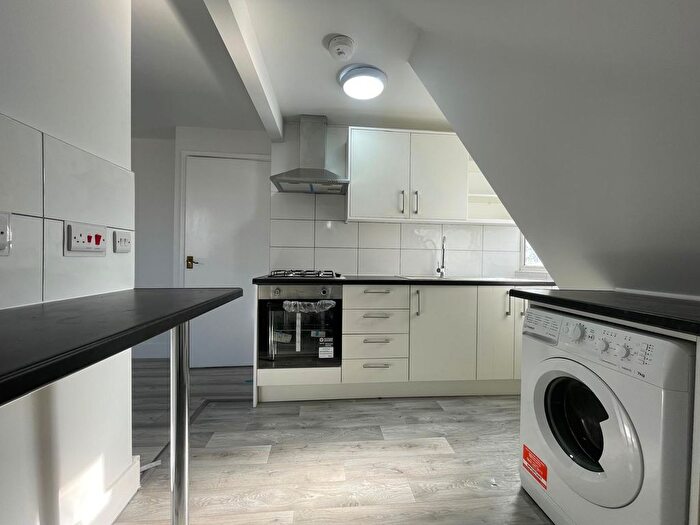 2 Bedroom Flat To Rent In Oak Tree Close, Ealing, W5