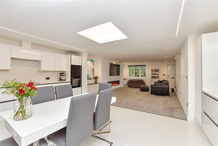 3 Bedroom Semi-detached House For Sale In Harvel Road, Meopham, Kent, DA13