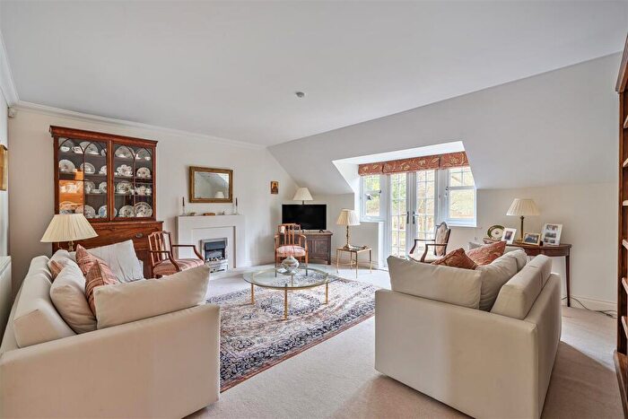 3 Bedroom Apartment For Sale In Frenchlands Gate, East Horsley, KT24