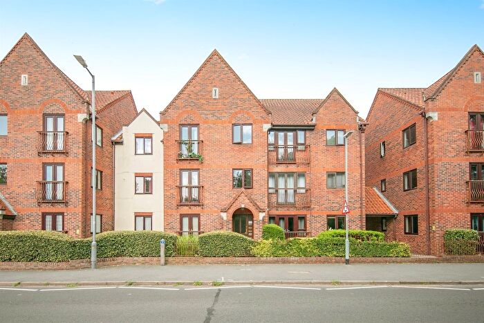 2 Bedroom Flat For Sale In Tynedale Square, Highwoods, Colchester, CO4